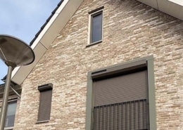 Stijlvolle rolluiken in dezelfde RAL kleur als het kozijn van deze nieuwbouwwoning in Oss, geleverd door Deco Zonwering.