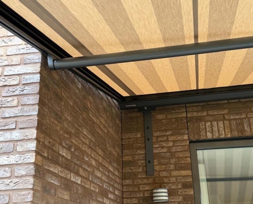 doekoverkapping-weinog-nistelrode-deco-zonwering Pergola zonwering met doekoverkapping en vrij uitzicht op de tuin, geplaatst door Deco Zonwering.