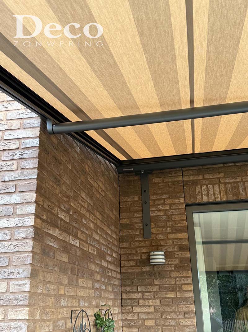 doekoverkapping-weinog-nistelrode-deco-zonwering Pergola zonwering met doekoverkapping en vrij uitzicht op de tuin, geplaatst door Deco Zonwering.