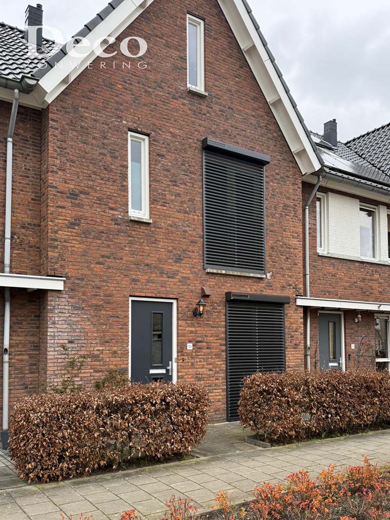 mat-zwart-rolluik-automatisch-druten Duurzame solar rolluiken aan moderne gezinswoning in Druten.