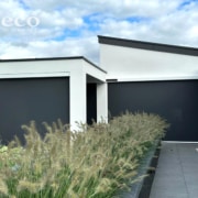 Moderne buitenzonwering met Somfy solar screens en antraciet screendoek geplaatst door Deco Zonwering in Oss.