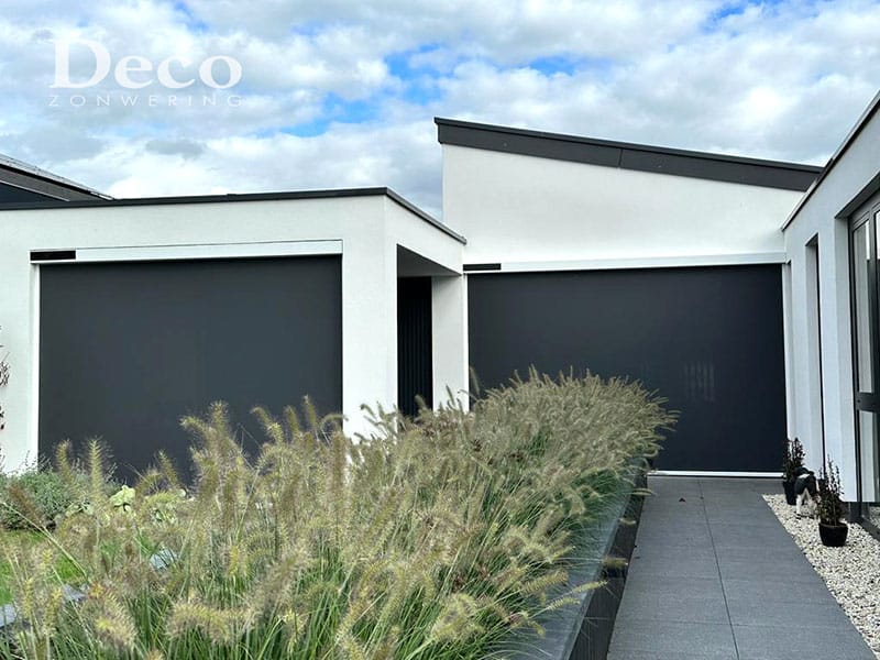 screen-gemetselde-overkapping-wit-antraciet-deco-zonwering Moderne buitenzonwering met Somfy solar screens en antraciet screendoek geplaatst door Deco Zonwering in Oss.