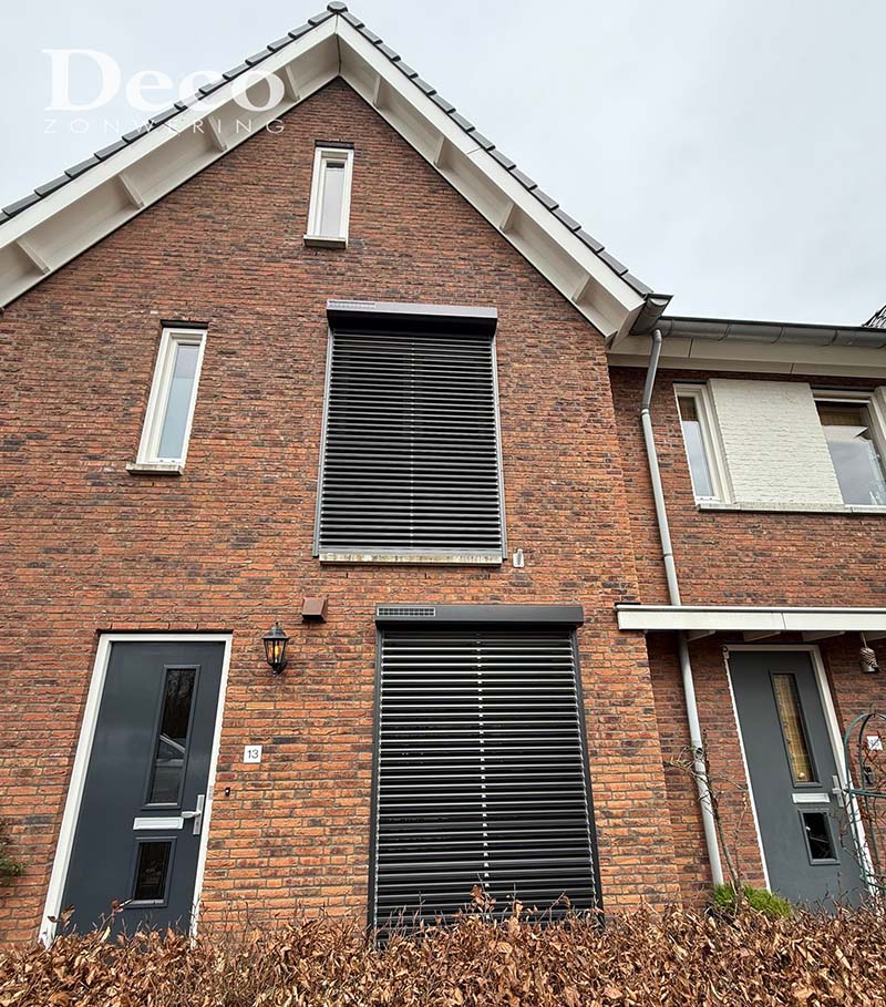 solar-zonwering-mat-zwart-rolluik Mat zwarte solar rolluiken van Bubendorff gemonteerd aan moderne woning in Druten.