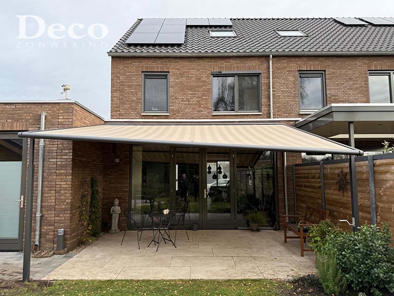 waterafvoer-doekoverkapping-nistelrode-deco-zonwering Weinor Plaza Viva terrasoverkapping met doek volledig uitgerold, woning in Nistelrode.