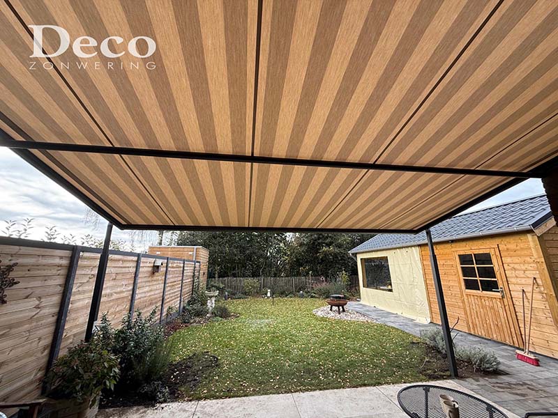 Weinor Plaza Viva doekoverkapping in antraciet met gestreept beige-bruin doek, gemonteerd aan woning in Nistelrode.