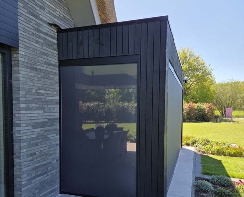 Windbestendige screens in uitbouw met overkapping in Vinkel.
