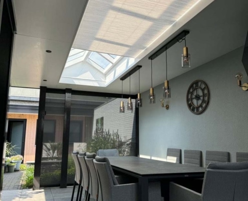 Koepelplissé deels gesloten in lichtstraat overkapping Bece koepelplissé deels gesloten in de lichtstraat van een overkapping in Heesch, gezien vanuit de eetkamer