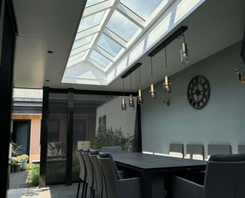 Piramidevormige lichtstraat overkapping Heesch Grote piramidevormige lichtstraat in een vaste overkapping in Heesch, gezien vanuit de eetkamer met zicht op de lucht