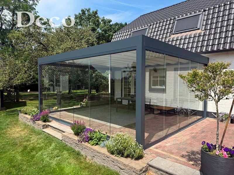 Terrasoverkapping met glazen schuifwanden rondom in Wijchen