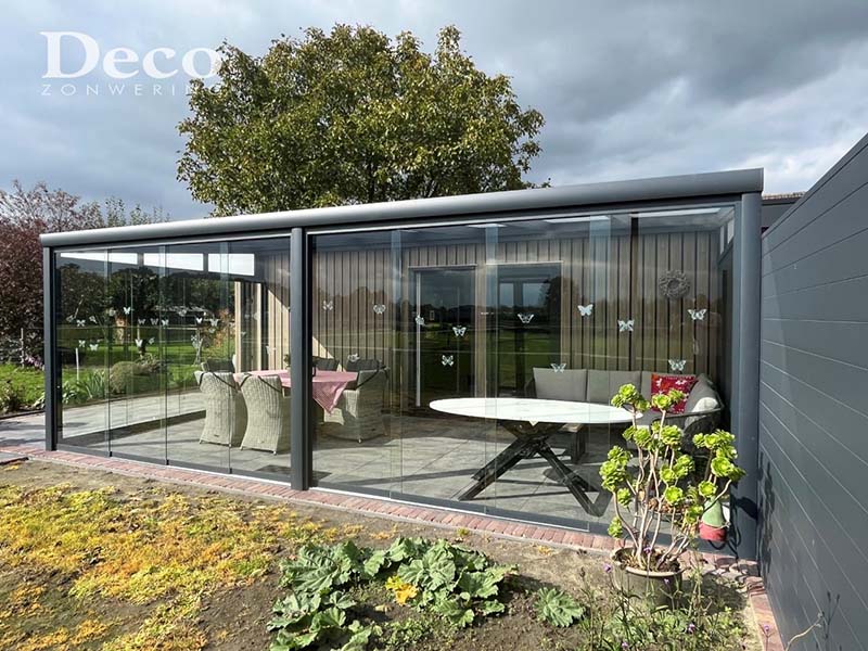 Tuinkamer met glazen zijwand en gesloten aluminium privacywand in Oisterwijk