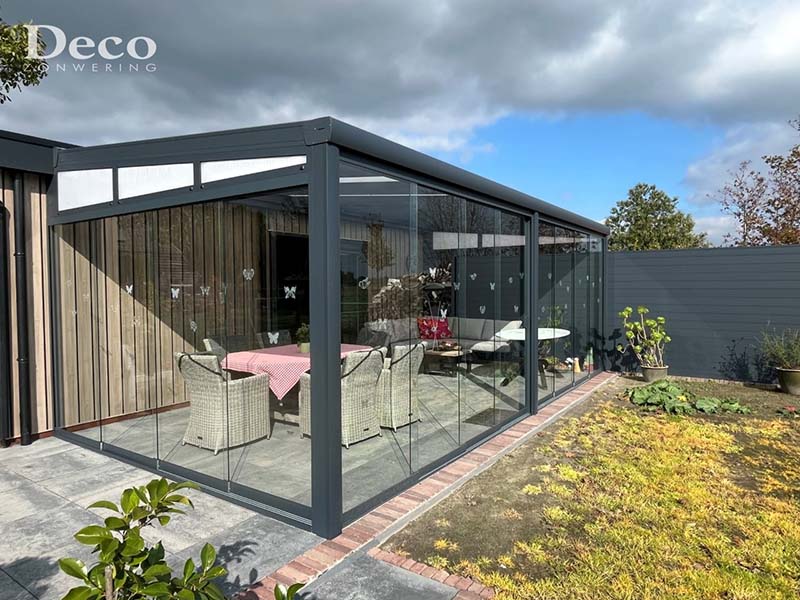 1. Deco Limited tuinkamer in Oisterwijk met glazen schuifwanden en opaal polycarbonaat dak